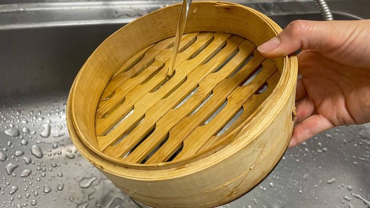 せいろを水で洗っている様子