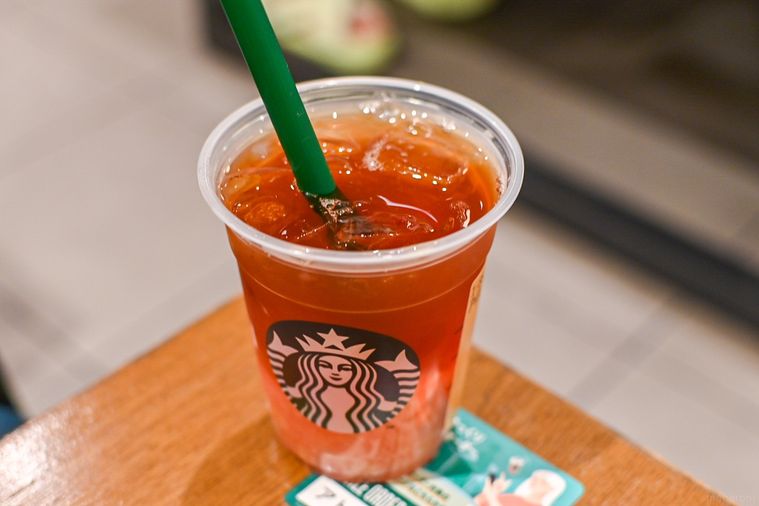 ドリンクを斜めから