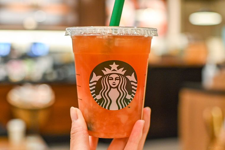 ドリンクを持っているところ