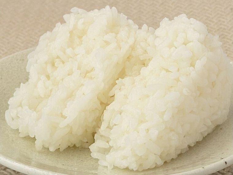 半分に割った令和3年産米使用 塩にぎり