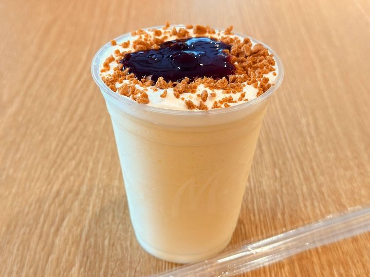 ブルーベリーチーズケーキフラッペとストローが並んでいる様子