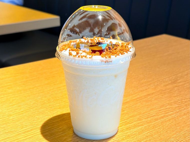 蓋がついたブルーベリーチーズケーキフラッペのパッケージ