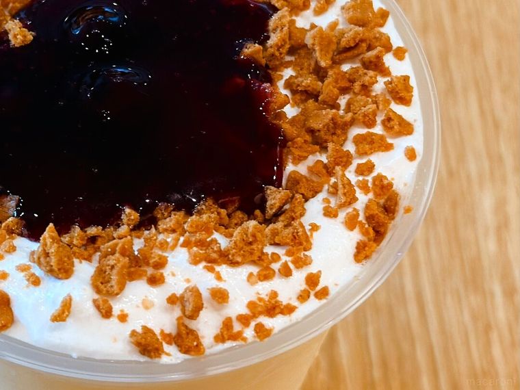 ホイップがのったブルーベリーチーズケーキフラッペ