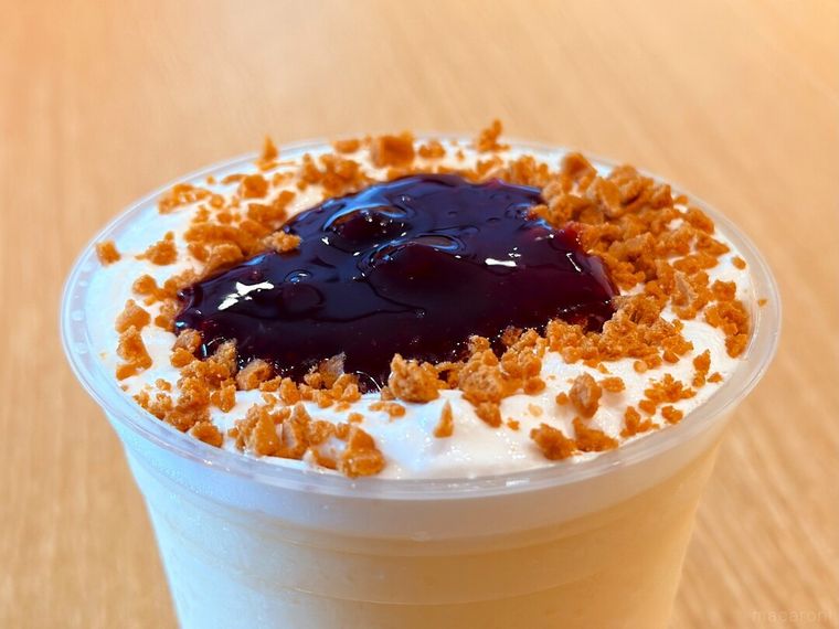 テーブルに置かれたブルーベリーチーズケーキフラッペ