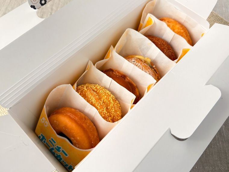 箱の中にニューホームカット ハニーやニューホームカット バタークランチなどが並んでいる様子