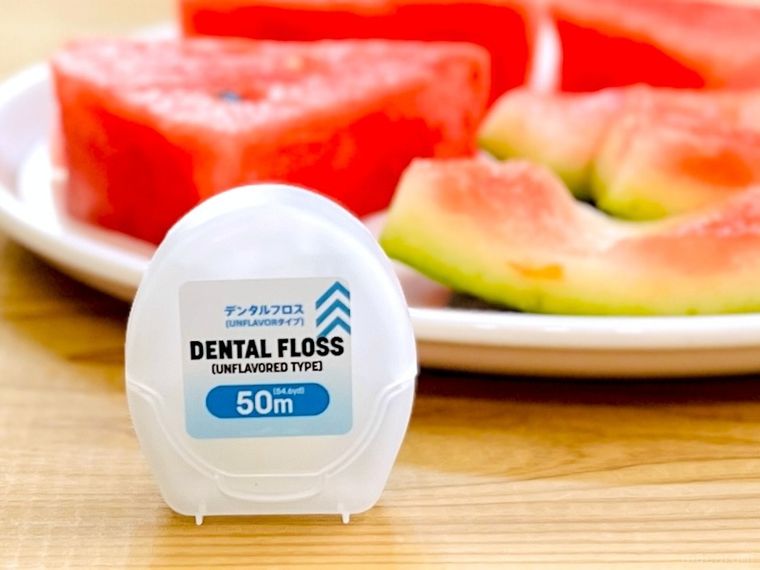 皮を取ったスイカとフロス