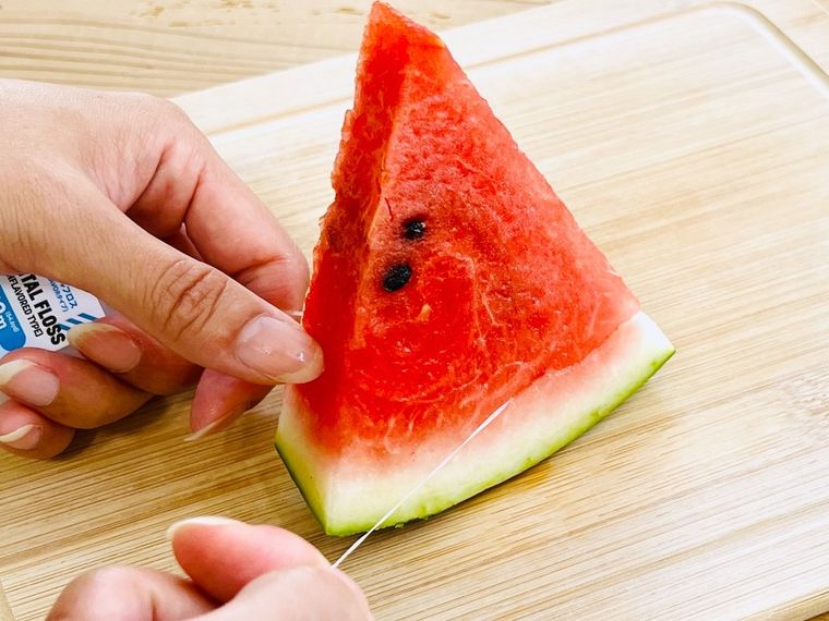 フロスでスイカの皮を取っている様子