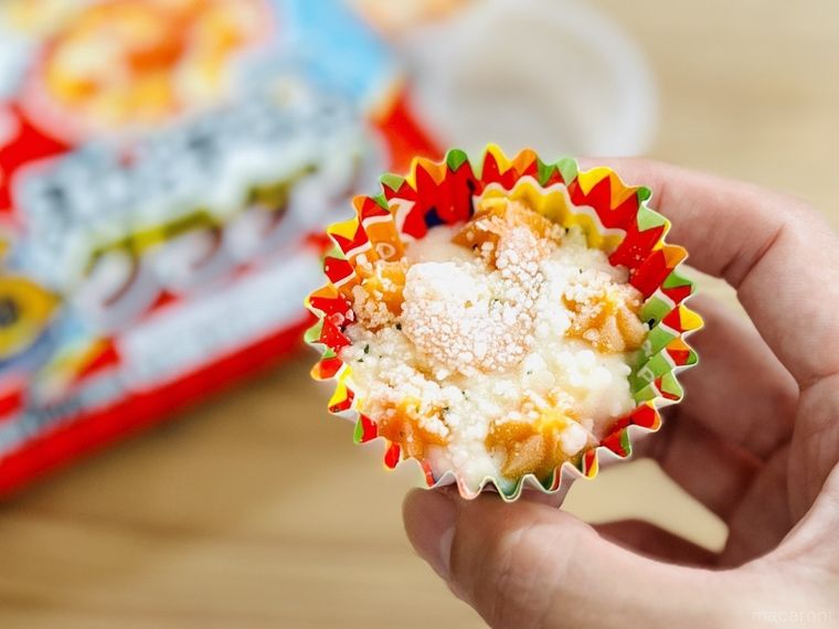 カップに入った冷凍グラタンを手で持っている様子