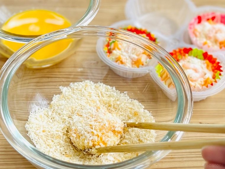 冷凍グラタンにパン粉をつけている様子