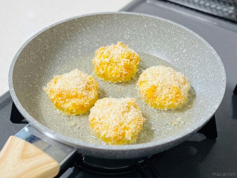 衣をつけた冷凍グラタンを揚げ焼きにしている様子