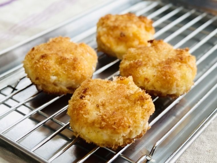 油切りバットにのったクリームコロッケ