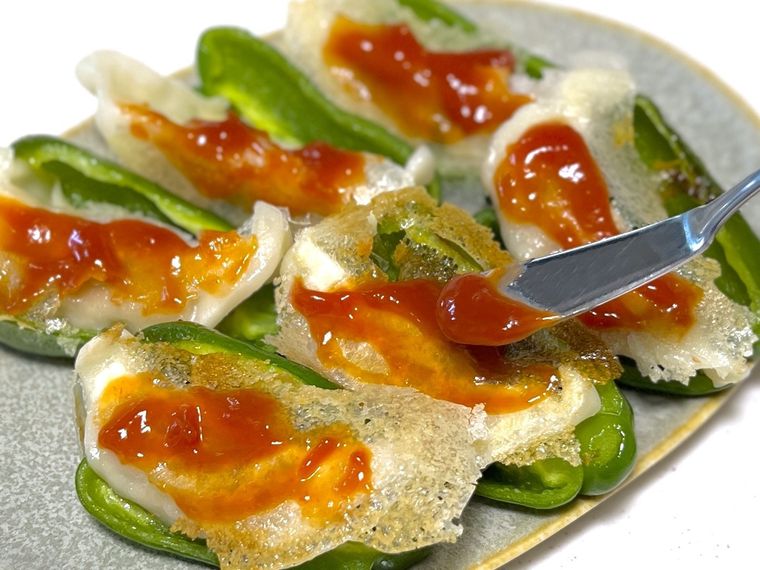 冷凍餃子で作ったピーマンの肉詰めにケチャップを塗っている様子