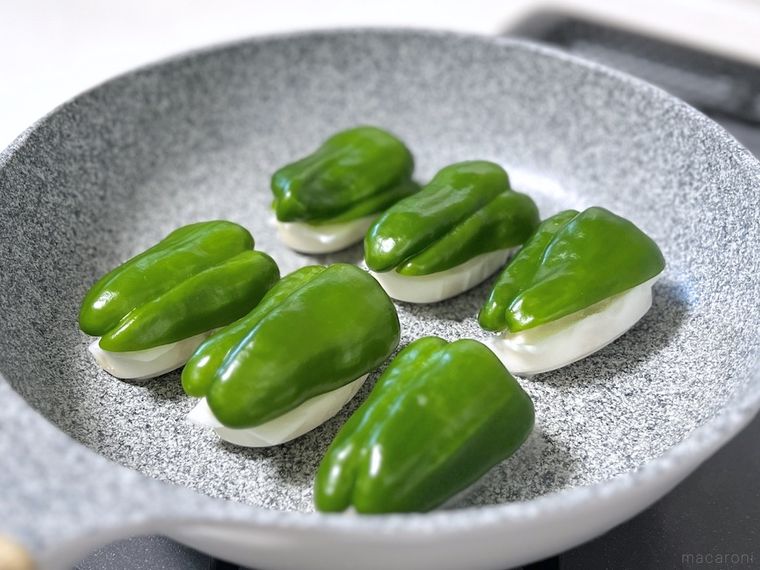 冷凍餃子にピーマンをかぶせた様子