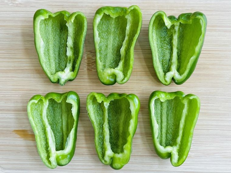 ピーマンを縦半分に切った様子