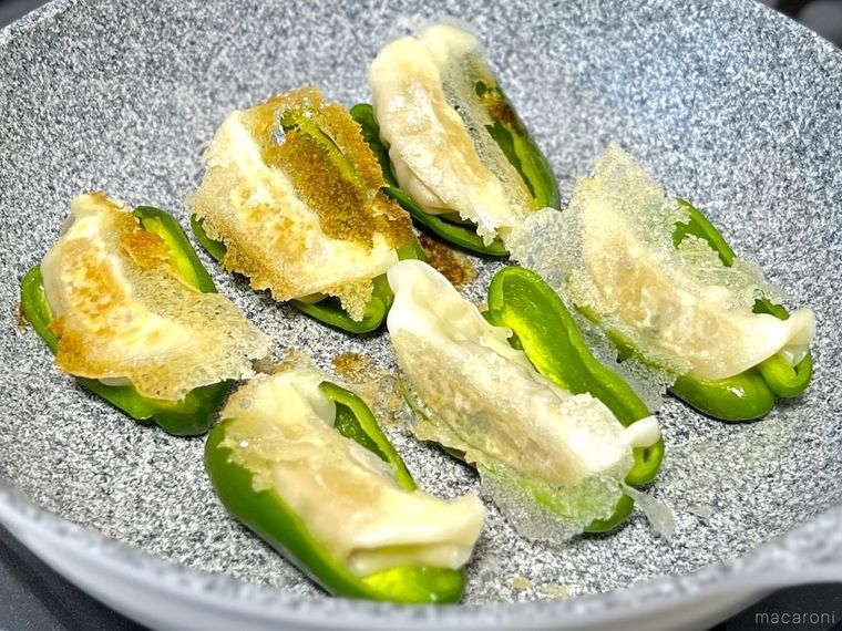 冷凍餃子を詰めたピーマンを焼いている様子