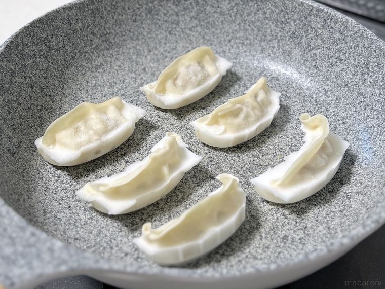 フライパンに冷凍餃子を並べた様子