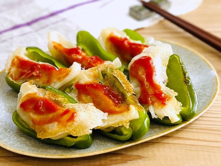 冷凍餃子で作ったピーマンの肉詰め
