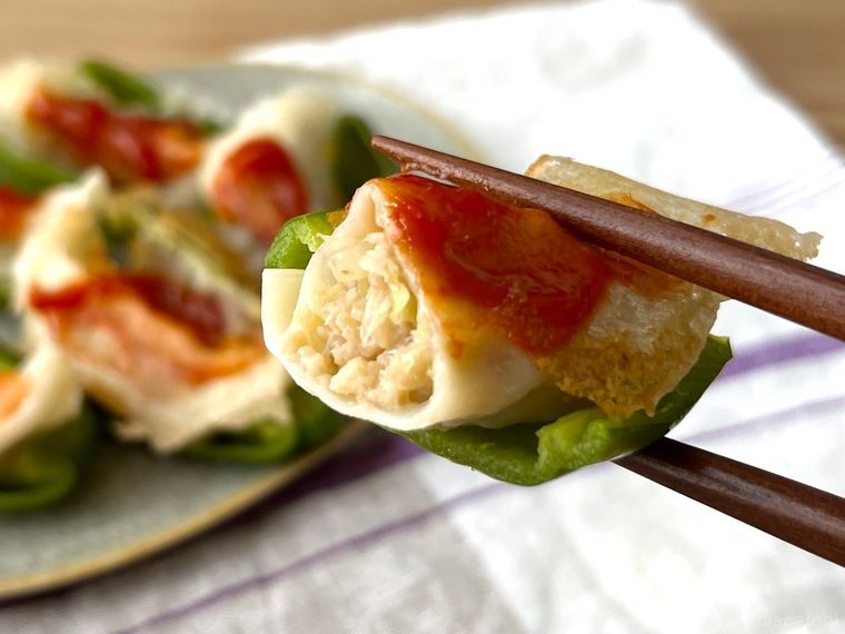 冷凍餃子で作ったピーマンの肉詰めを箸で持ち上げている様子