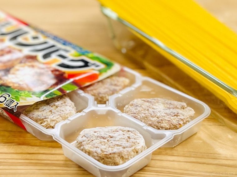 冷凍ハンバーグとパスタ