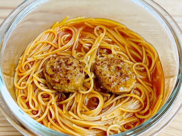 パスタと冷凍ハンバーグを電子レンジで加熱した様子