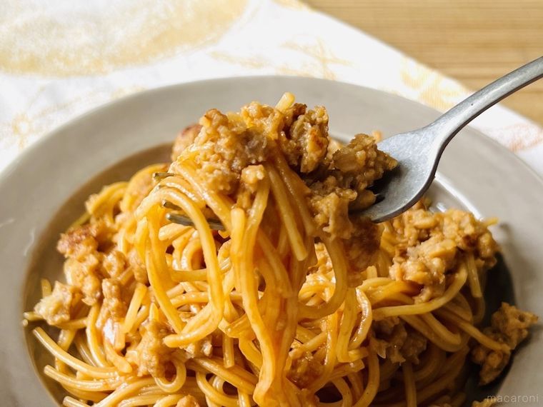 ボロネーゼをフォークですくっている様子