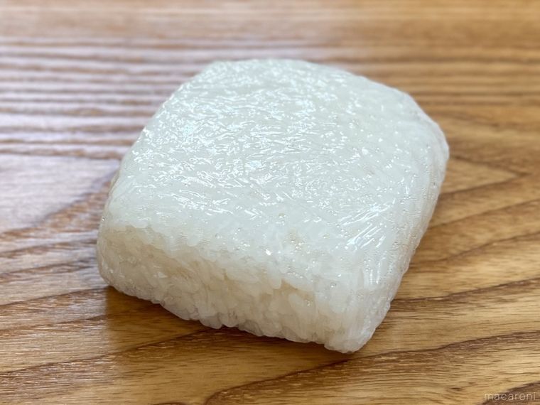 ごはんをラップで包んだ様子