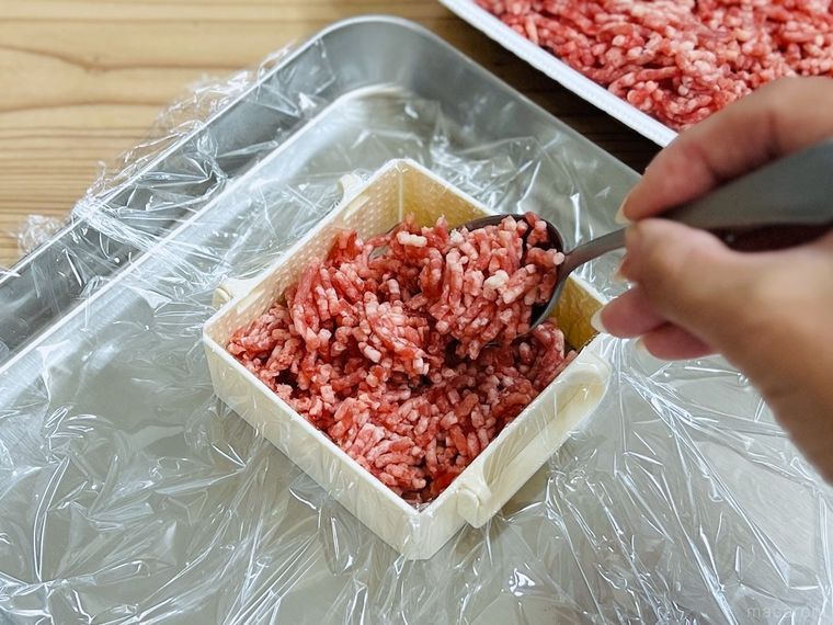 らくらくラップご飯にひき肉を詰めている様子