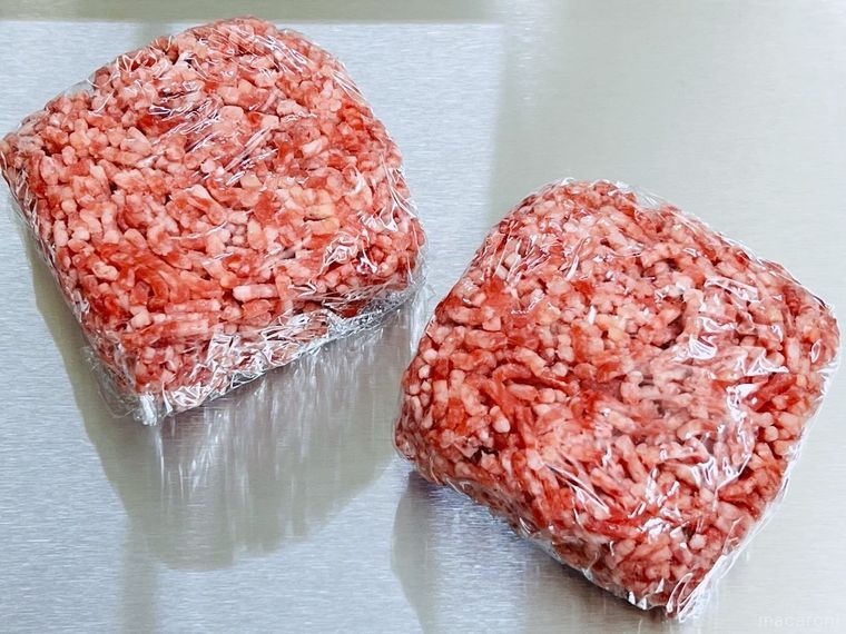 ひき肉をラップで小分けにした様子