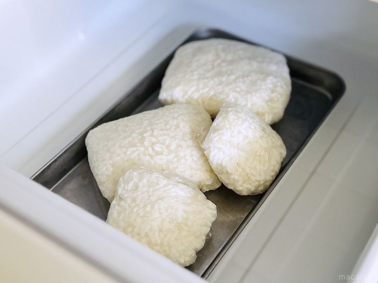 ラップで包んだごはんを冷凍庫に格納した様子