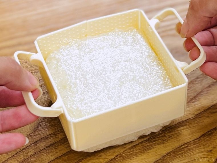 らくらくラップご飯でごはんを成形している様子