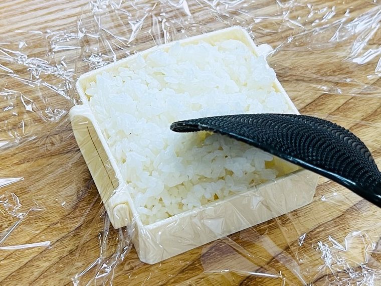 らくらくラップご飯にごはんを詰めた様子