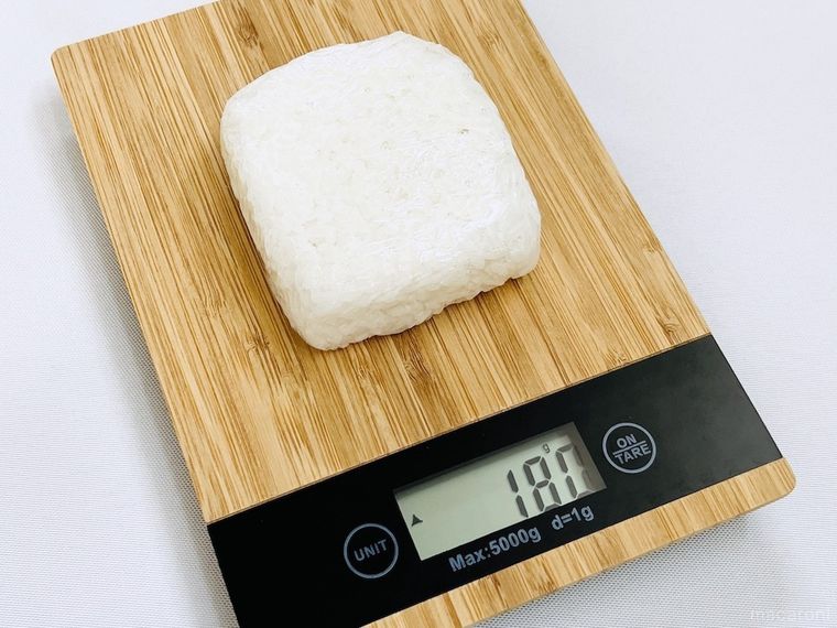 ラップで包んだごはんの重さを量っている様子