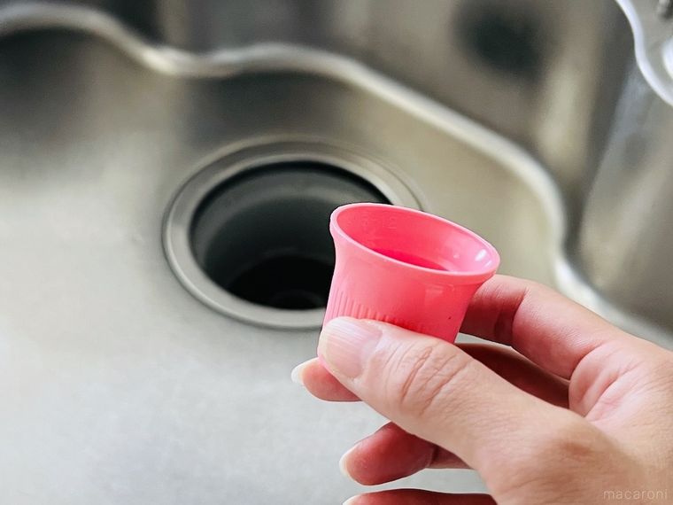 キッチンハイターのキャップを手で持っている様子