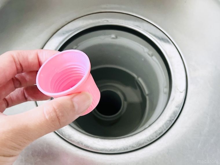 キッチンハイターのキャップを手で持っている様子