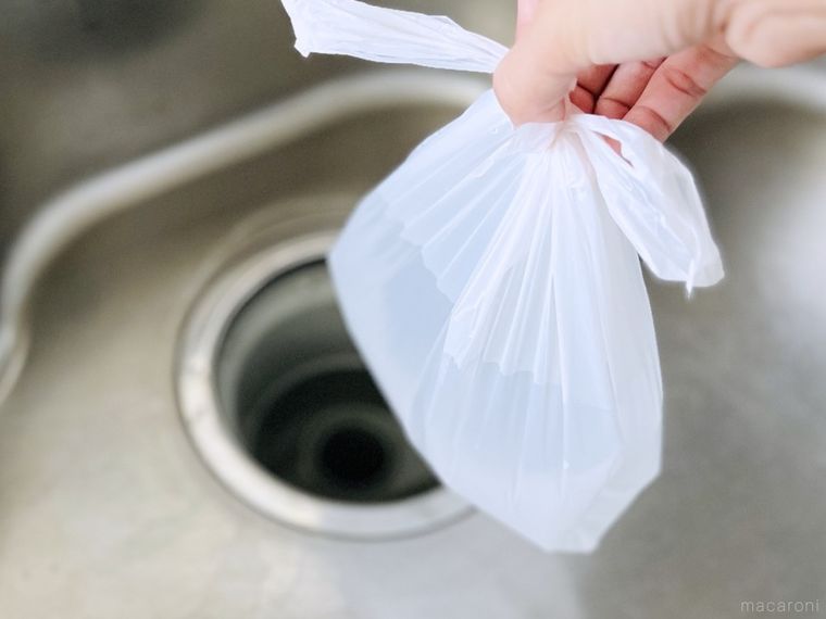 水を入れたポリ袋で排水口を密閉しようとしている様子