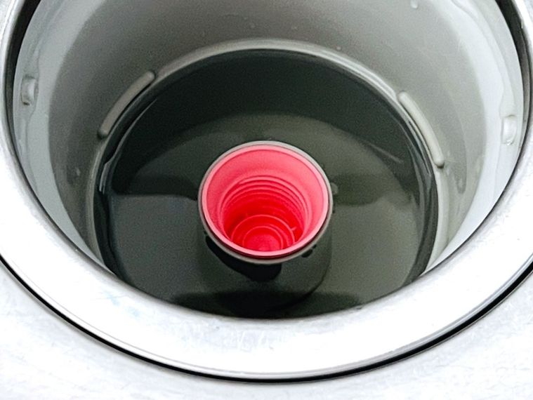 キッチンハイターのキャップを排水口にはめた様子