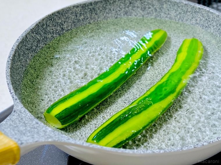 きゅうりをフライパンでゆでている様子