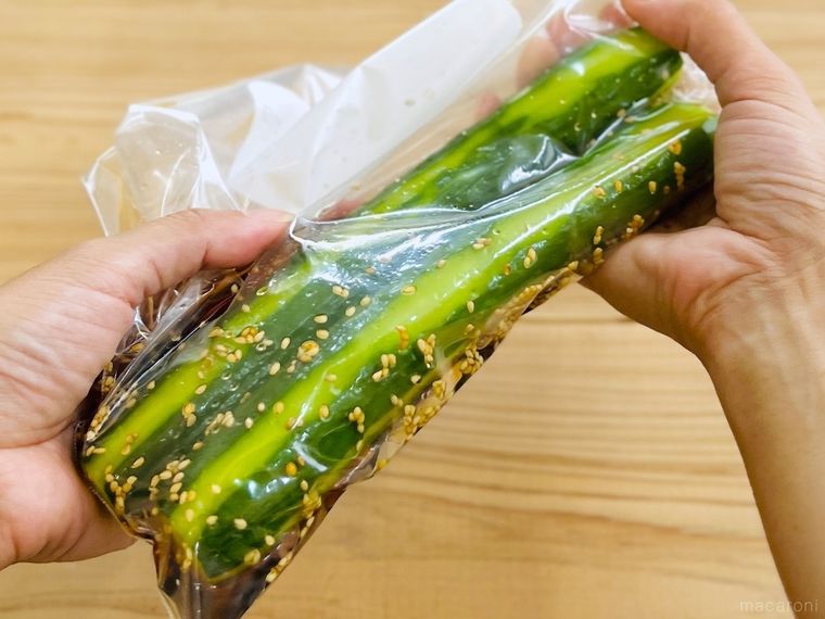 ゆでたきゅうりを調味液に漬け込んでいる様子