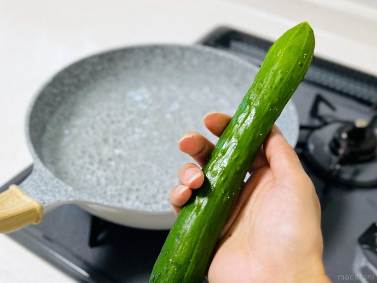 きゅうりを手で持っている様子