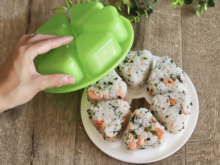 おにぎり型でおにぎりを作る様子