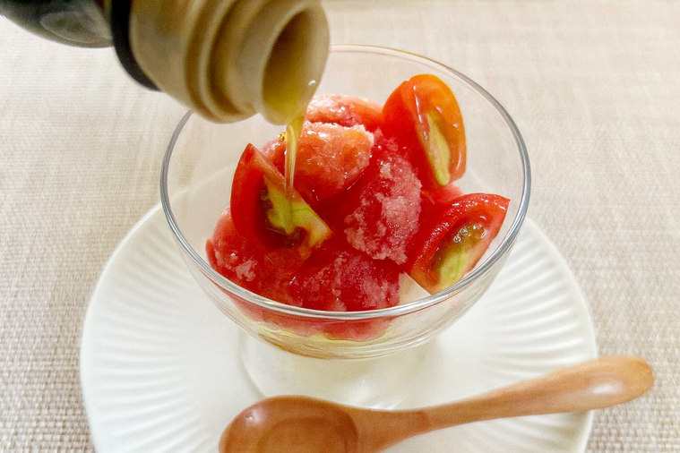 トマトアイスにオリーブオイルをかける