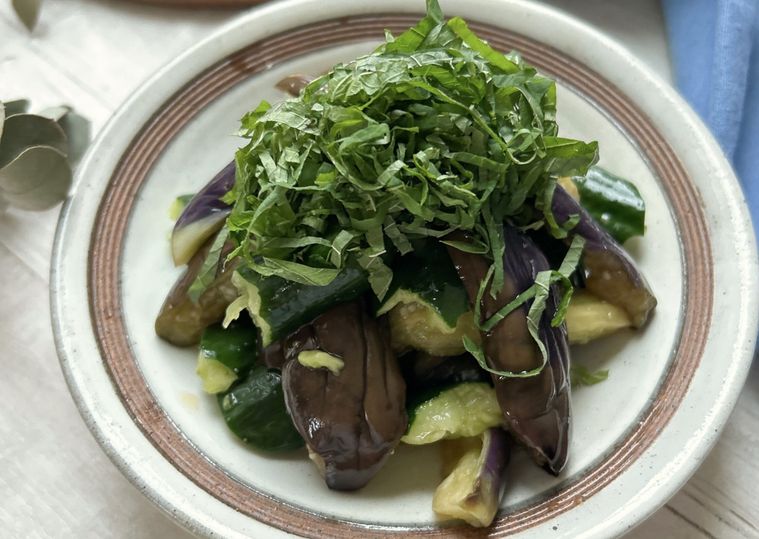 白い器に盛られたきゅうり、なす、大葉