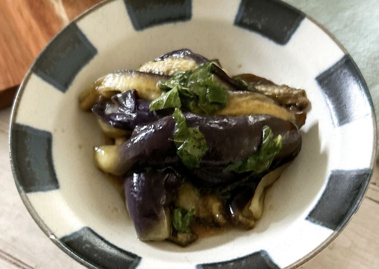 青と白の縞目の器に乗ったなすの中華和え