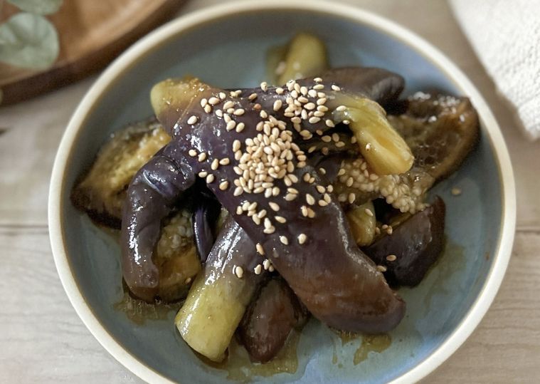 青い皿に乗ったなすのナムル