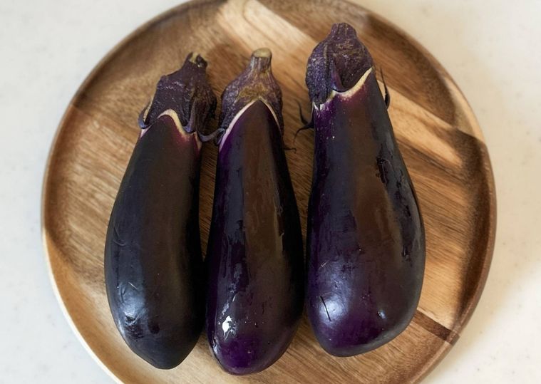 なすと、ジッパー付保存袋に入った冷凍なす