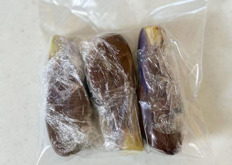 ジッパー付き保存袋に入ったラップに包まれたなす