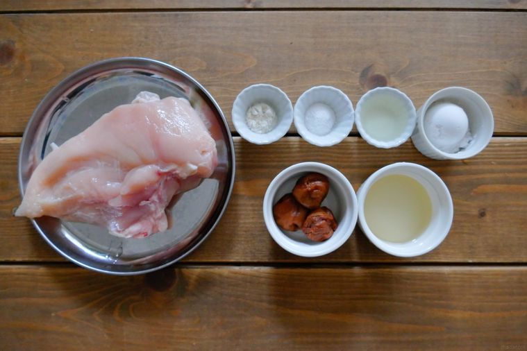 鶏むね梅ソースの材料が並ぶ木製テーブル