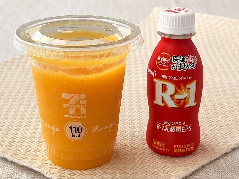 マンゴーマンゴースムージーと明治プロビオヨーグルトR1ドリンクタイプが並んでいる様子