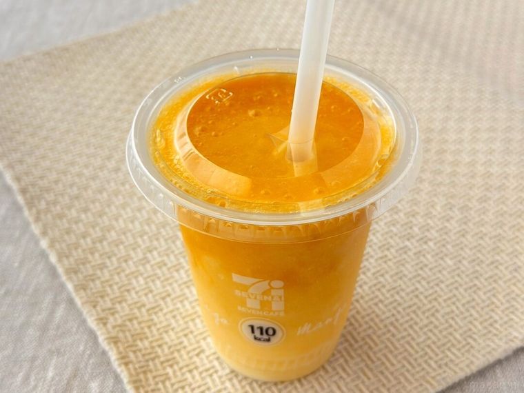 ストローをさしたマンゴーマンゴースムージー