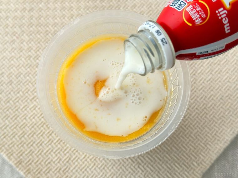 マンゴーマンゴースムージーにたっぷりと明治プロビオヨーグルトR1ドリンクタイプを注いでいる様子